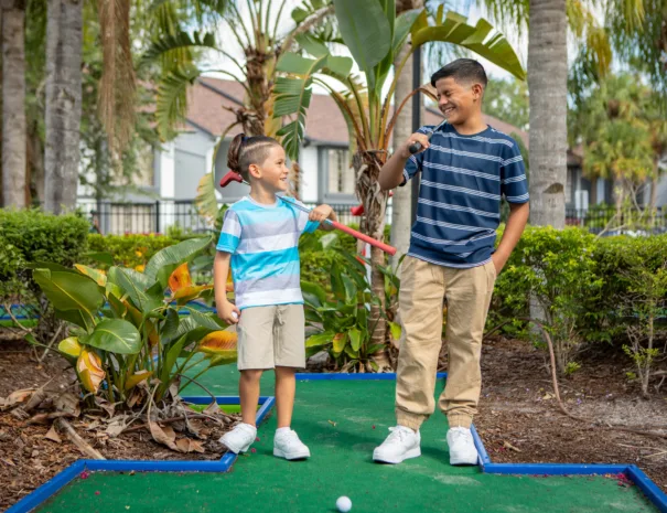 Kids playing mini golf at Legacy Vacation Resorts - Kissimmee Orlando