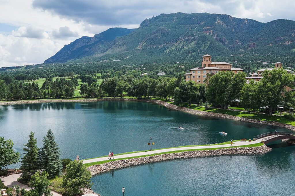 02 - The Broadmoor 04